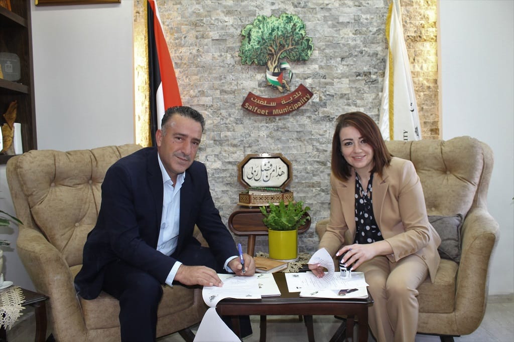 بلدية سلفيت توقّع مذكرة تعاون مع جمعية الشابات المسيحية
